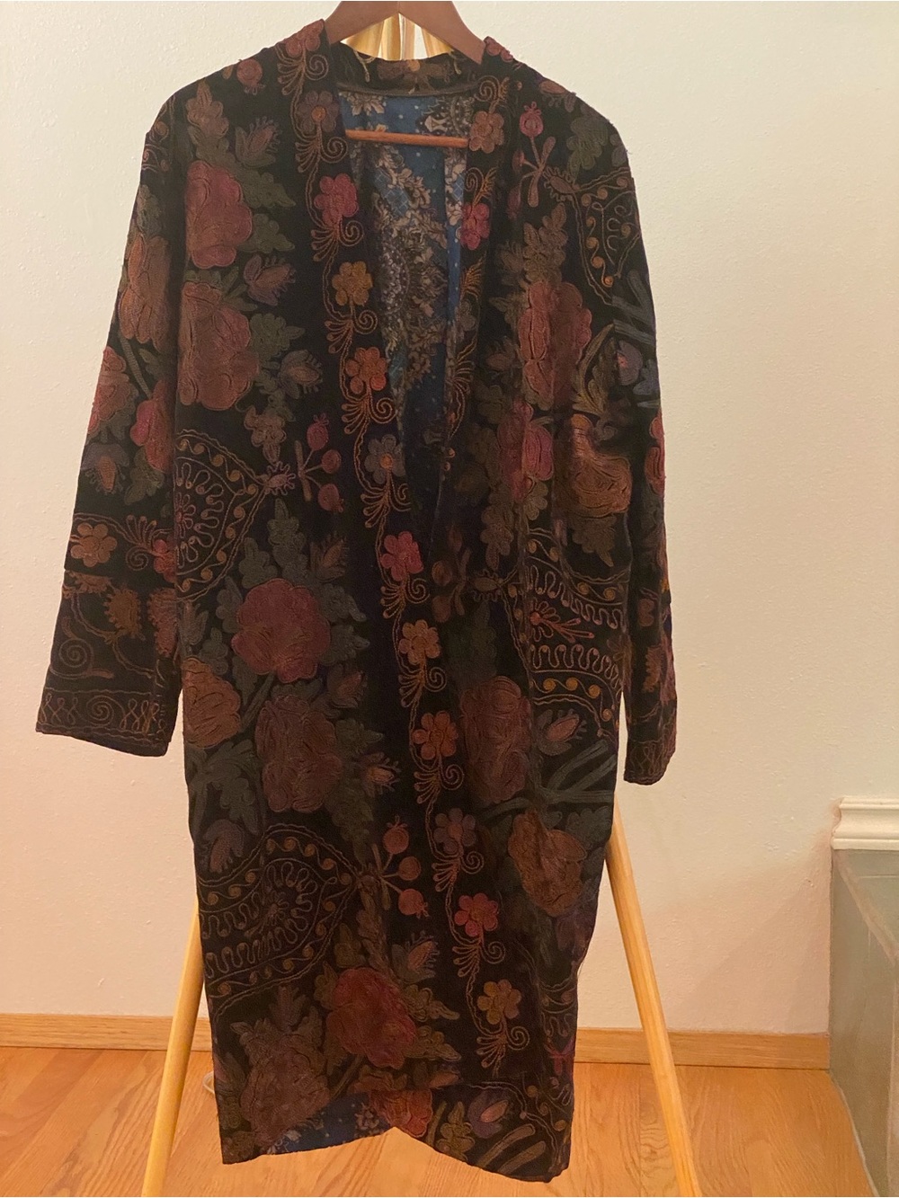 Black Floral Embroidery Velvet Trench Coat (L)